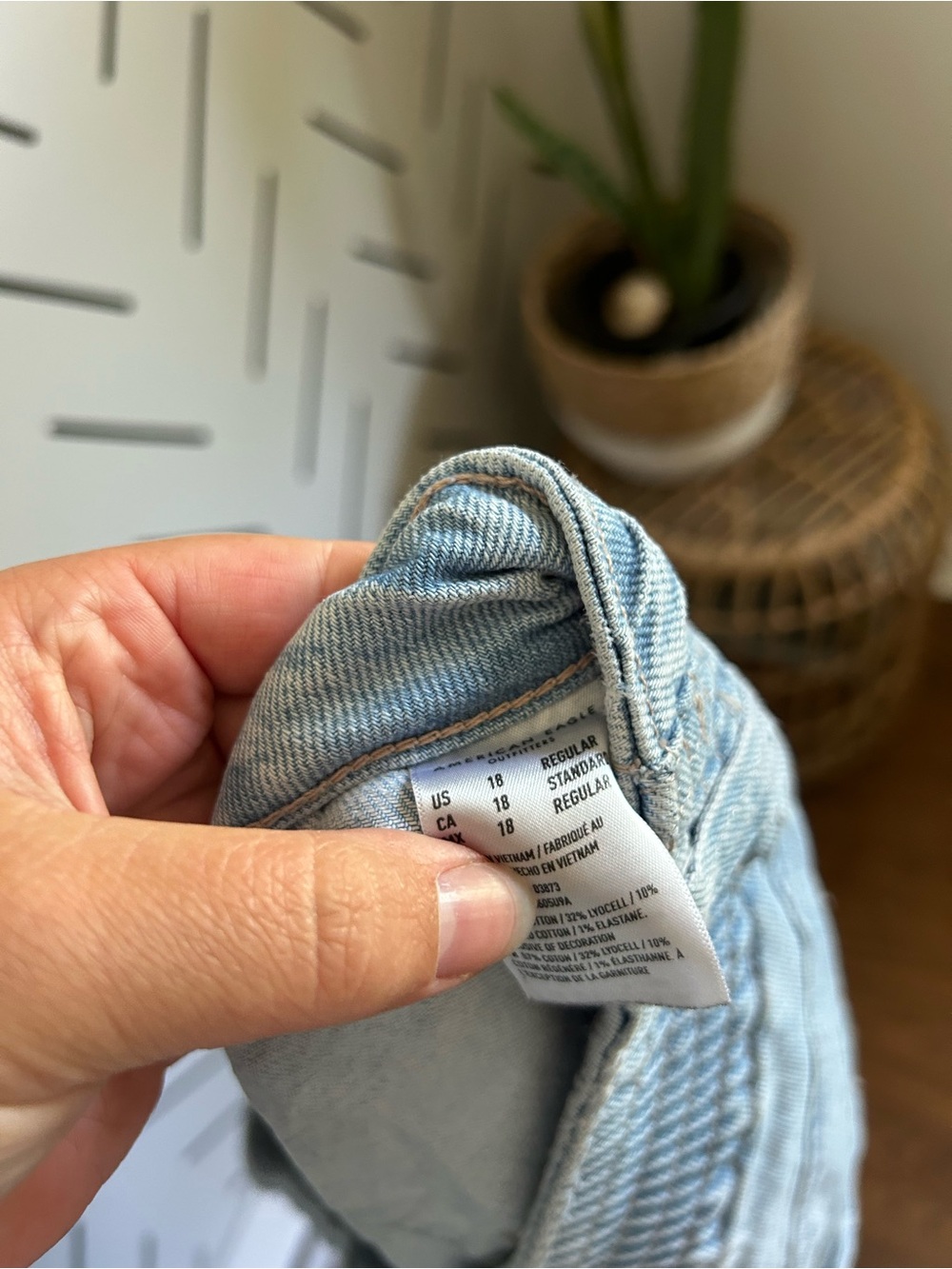 American Eagle Stretch Low-Rise A-Line Denim Cargo Mini Skirt light wash - Picture 5 of 9